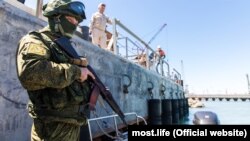 Российские военные учения на строительной площадке Керченского моста в 2017 году
