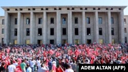 Njerëzit e tubuar para Parlamentit të Turqisë në Ankara më 16 korrik pas puçit të dështuar ushtarak