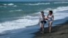 دو شهروند زن در حال قدم زدن در ساحل استیا غرب رم؛ چهارم خرداد