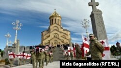 Сильный ветер и прохладная погода не смогли остановить желающих отдать последнюю дань уважения погибшим в ходе грузино-абхазской войны