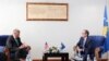 Ambasadori amerikan në Prishtinë, Philip Kosnett dhe kryeministri në detyrë i Kosovës, Avdullah Hoti. Foto nga arkivi. 