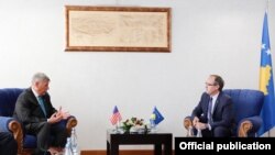 Kryeministri i Kosovës, Avdullah Hoti në takim me ambasadorin amerikan, Philip Kosnett.