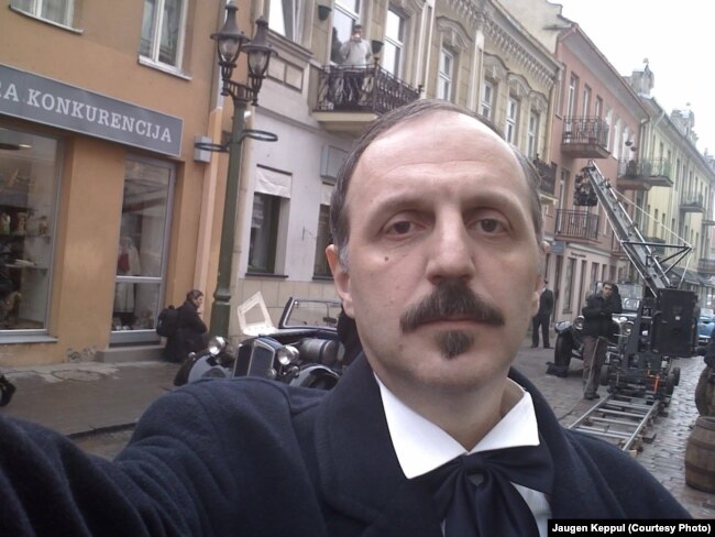 Яўген Кеппул падчас здымак на вуліцах Вільні