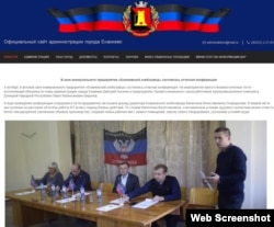 Сепаратистские СМИ сообщают о том, как Валентин Спиридонов (сидит крайний справа) в должности директора хлебозавода принимает «официальных лиц» группировки