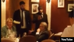 Անհայտ անձը տորթ է շպրտում Կասյանովի վրա, արտապատկերում YouTube-ից
