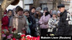 Люди оплакують жертв пожежі в торговому центрі в російському місті Кемерове, 26 березня 2018 року 