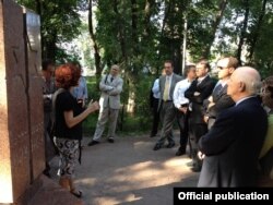 La memorialul din Chișinău al evreilor uciși în Holocaust