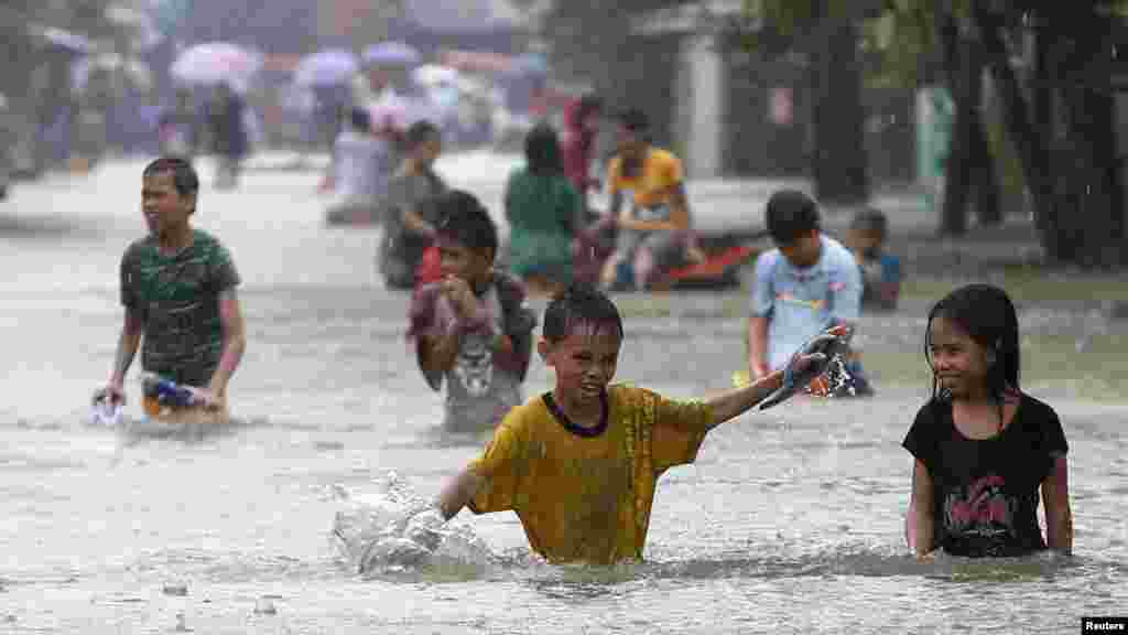 Filipini - Poplave u gradu Butuan. Oko 300.000 ljudi bilo je evakuirano zbog vremenskih neprilika, 17. januar 2014. Foto: REUTERS / Erik De Castro