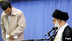 آيت الله خامنه ای، روز شنبه با پشتيبانی کامل از سياست های داخلی و خارجی محمود احمدی نژاد گفته است که شرايط فعلی ایران «استثنايی و بی نظير» است.