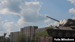 Советский танк T-34 - монумент в Тирасполе, Молдова. Иллюстративное фото.