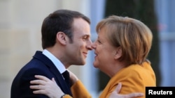 Emmanuel Macron si Angela Merkel