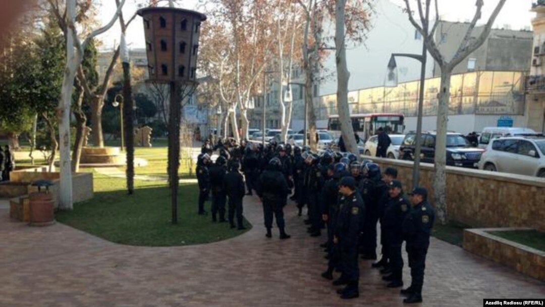 Полицейский наряд в Молоканском саду перед началом акции протеста. Баку, 12 января 2012