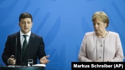 Владимир Зеленский и Ангела Меркель на брифинге в Берлине, 18 июня 2019 год 