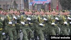 Душанбеде бұрын өткен әскери парадтардың бірі (Көрнекі сурет).