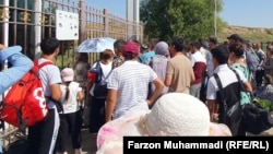 Гузаргоҳи "Фотеҳобод" (Ойбек) дар сарҳади Тоҷикистону Узбекистон. Акс аз бойгонӣ