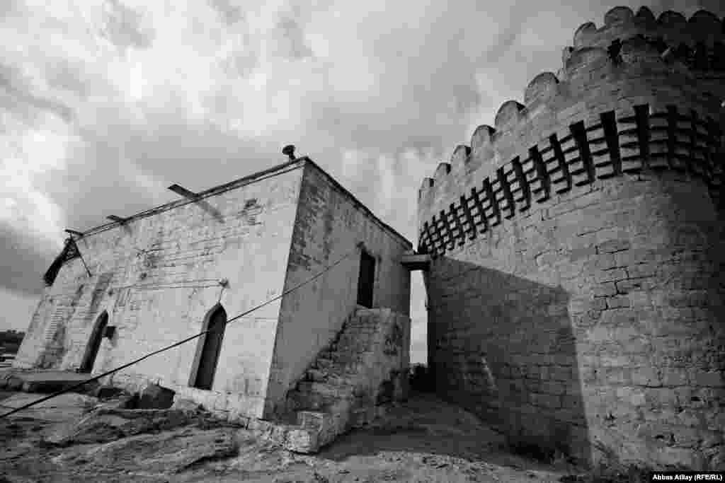 Məscid Ramana qalası kimi böyük sal daş üzərində tikilib.