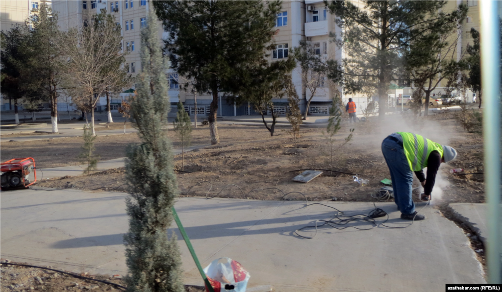 Andalyp köçesinde arassaçylyk-abatlaýyş işleri geçirilýär, Aşgabat&nbsp;