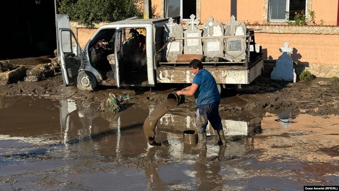 După ce au trecut viiturile, rămâne în urmă noroiul. Multe case bătrânești sunt afectate structural de ape și nu vor mai putea fi folosite. Pechea/jud.Galați.
