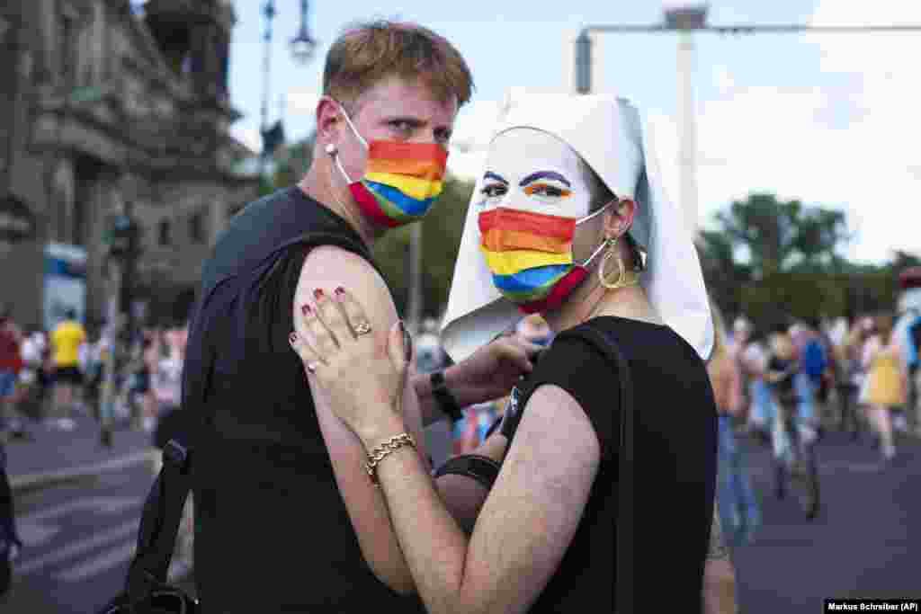 Manifestanții participă la un miting la Berlin, Germania, 26 iunie 2021.