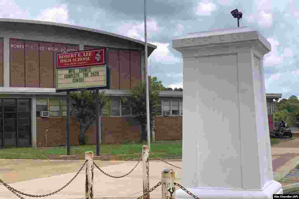 Пиедесталот на кој беше статуата на генералот на Конфедерацијата, Роберт Ли, стои празен пред средното училиште, именувано по него во Монтгомери, Алабама. Четири лица беа обвинети за кривично однесување откако некој ја отстрани статуата среде протестите на по убиството на Џорџ Флојд во Минесота.