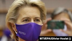 Védőmaszkot visel Ursula von der Leyen, az Európai Bizottság elnöke az EP plenáris ülésén 2020. szeptember 16-án. MTI/EPA/Olivier Hoslet