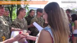 Школярі у Cєвєродонецьку зробили ляльки-обереги для українських бійців
