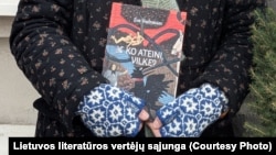 Кніга «Па што ідзеш, воўча?» на літоўскай мове