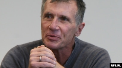 Жалаңаш, арық, кеудесі үлкен фото