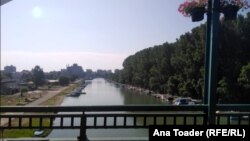 Pogled sa mosta na reku Tamiš u Pančevu gde je došlo do incidenta u kom je vozač skutera povredio više osoba. Foto: Pančevo, jun 2022. 