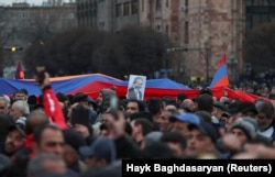 Війна у Нагірному Карабасі знову стала приводом масових акцій у Вірменії – як за, так і проти чинного прем’єра Нікола Пашиняна