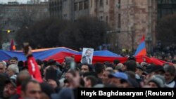 Люди на митинге, организованном сторонниками премьер-министра Армении Никола Пашиняна в Ереване, Армения, 1 марта 2021 года.