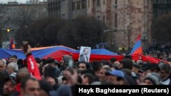 Дар Арманистон Никол Пашиниян, сарвазири ин кишварро барои ақибнишинии сиёсӣ дар баробари Озарбойҷон муттаҳам медонанд