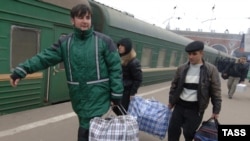 Unemployed migrant workers leaving Moscow last month.