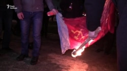 У Харкові спалили прапор з радянською символікою (відео)