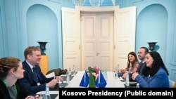 Presidentja e Kosovës, Vjosa Osmani në takim me të dërguarin evropian për dialogun, Peter Sorensen.