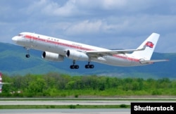 Самолет Ту-204 северокорейской авиакомпании взлетает в аэропорту Владивостока. Май 2018 года