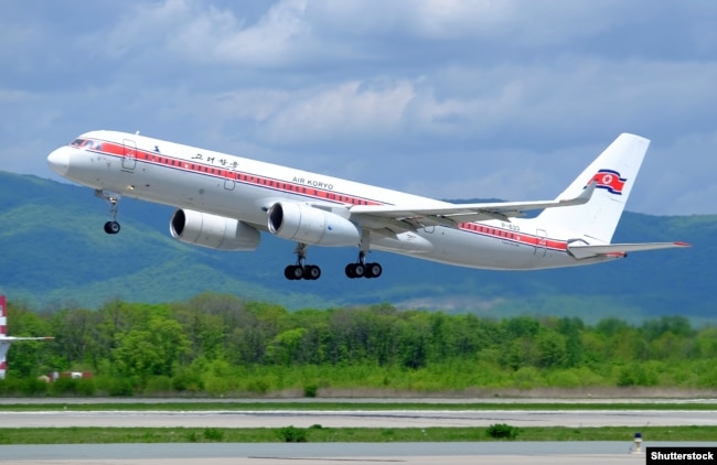 Un avion Tupolev - Tu-204 - al companiei nord-coreene Air Koryo decolează din Vladivostok, Rusia, în mai 2018.
