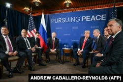 Presidentët e SHBA-së dhe Rusisë së bashku me delegacionet e tyre gjatë samitit në Alaskë.