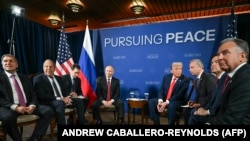 След като позираха за снимки на летището, президентите се снимаха и заедно с основните членове на делегациите си. Това стана в залата, в която по-късно ще се проведе пресконференция. Надписът отгоре гласи: "В стремеж към мира".