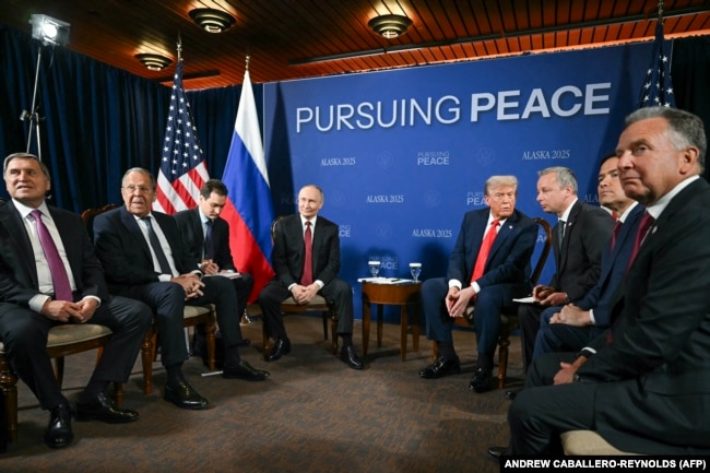 Presidentët e SHBA-së dhe Rusisë së bashku me delegacionet e tyre gjatë samitit në Alaskë.