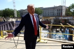 Донаьд Трамп на строительства нового бального зала в Белом Доме, 19 мая 2026 года