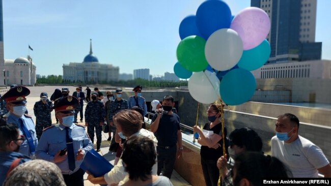 Үлескерлерді Ақордаға өткізбей тұрған полиция. Нұр-Сұлтан, 17 мамыр 2021 жыл