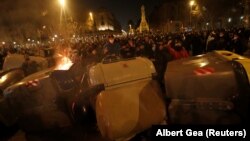Найбільш гучні вуличні протести тривають у Каталонії, де за кілька днів заарештували понад 50 людей