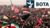 Qytetarë të mbledhur teksa makina me arkivolin e Khameneit kalon nëpër një rrugë në Kom më 7 korrik. 