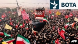 Qytetarë të mbledhur teksa makina me arkivolin e Khameneit kalon nëpër një rrugë në Kom më 7 korrik. 