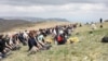Крымскотатарская молодежь поднимается на гору Чатыр-Даг, чтобы почтить память предков погибших во время депортации. Крым, 16 мая 2021