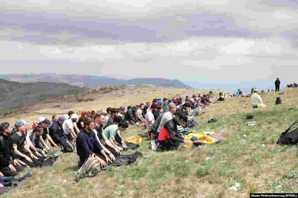 Учасники сходження провели молебень за загиблими