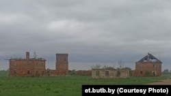 Так у траўні 2025 году выглядала Мураванка Храптовічаў, пабудаваная ў XVIII стагодзьдзі ў Шчорсах Горадзенскай вобласьці