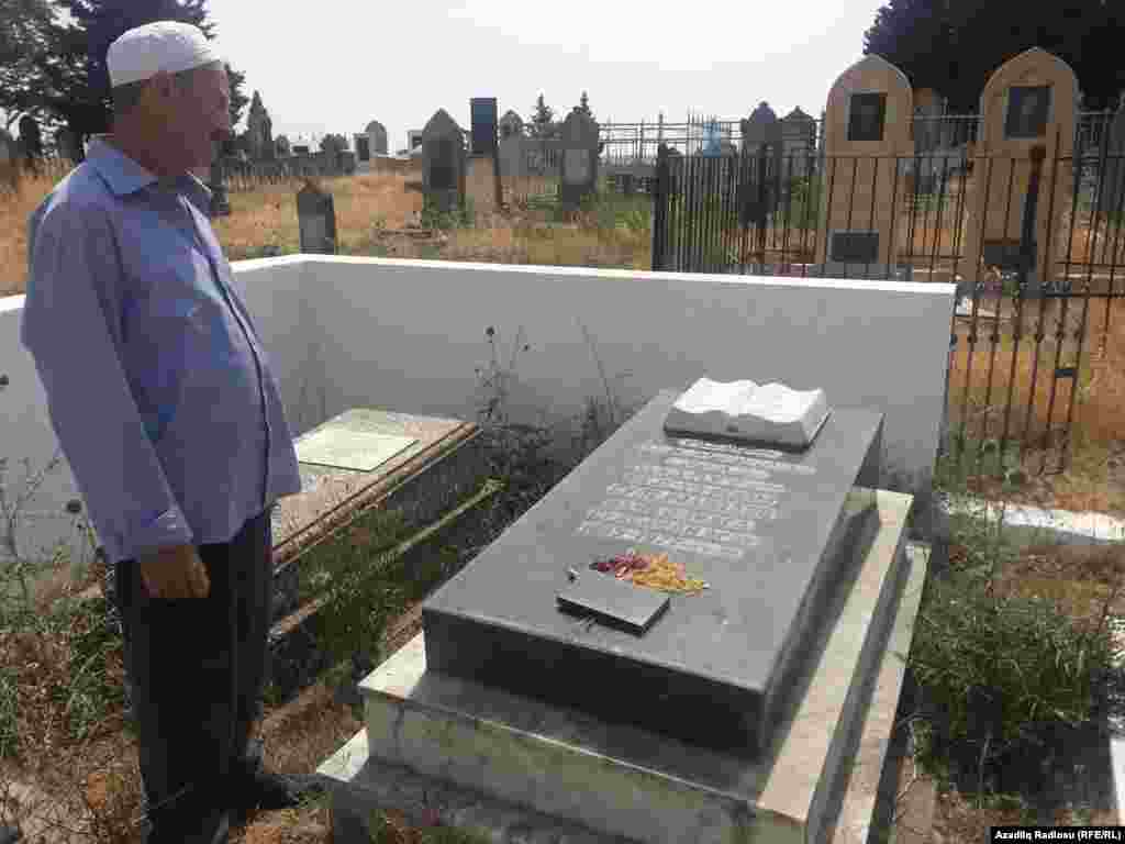 Şeyxülislam &nbsp;Hacı Əliağa Süleyman oğlu Süleymanzadə vaxtilə Təzəpir Məscidinin axundu olub. Məzarının üzərindəki Qurani-Kərim axundu olduğu məsciddəki ahbabları tərəfindən qoyulub.