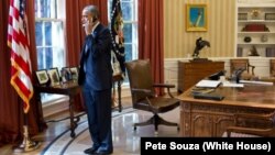 Президент США Барак Обама разговаривает по телефону в Овальном кабинете Белого дома. 8 ноября 2012 года. Иллюстративное фото.